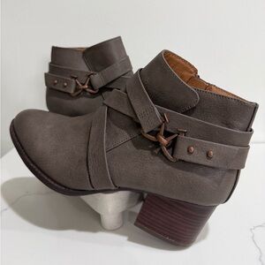 Eurosoft by Sofft Size 8 Women's Brown Strappy Faux Leather Booties Ankle
